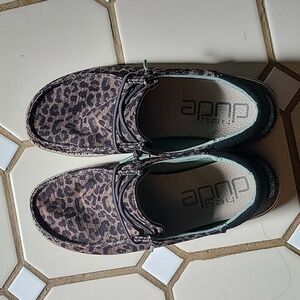 Hey Dude, size 8. Leopard print